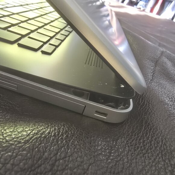 HP 17" Laptop - touchscreen, 12gb RAM, 1TB HDD, ** Ubuntu Linux OS **, flaw - Picture 8 of 11